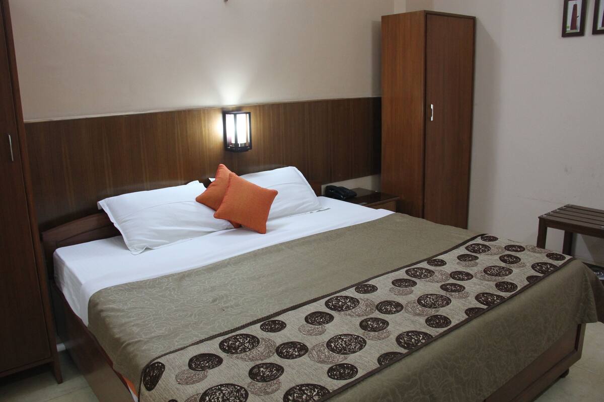 Deluxe Room | In-room safe, soundproofing, iron/ironing board (on request)