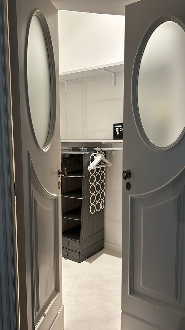 Deluxe Room, 1 Bedroom | 1 bedroom, premium bedding, down duvets, minibar