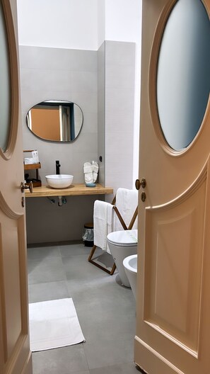 Deluxe-Zimmer | Badezimmer | Dusche, Regendusche, kostenlose Toilettenartikel, Haartrockner