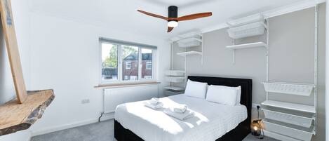 4 bedrooms, iron/ironing board, free WiFi
