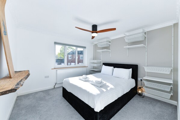 4 bedrooms, iron/ironing board, free WiFi