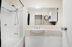 Douche, serviettes fournies