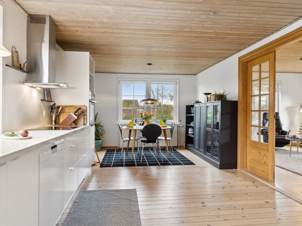 Kylskåp, mikrovågsugn, diskmaskin och grytor/köksredskap