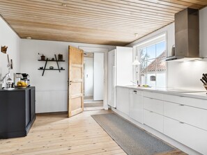 Kylskåp, mikrovågsugn, diskmaskin och grytor/köksredskap