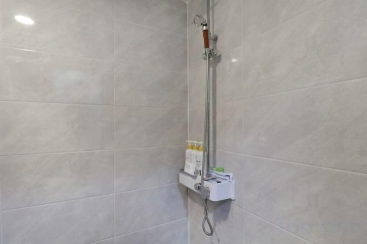 Komfortbadewanne, Designer-Toilettenartikel, Haartrockner, Bademäntel
