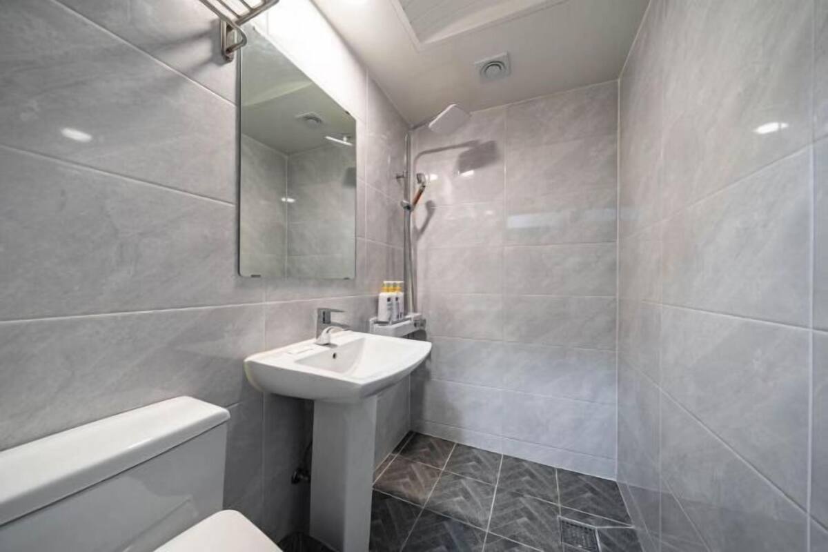 Komfortbadewanne, Designer-Toilettenartikel, Haartrockner, Bademäntel