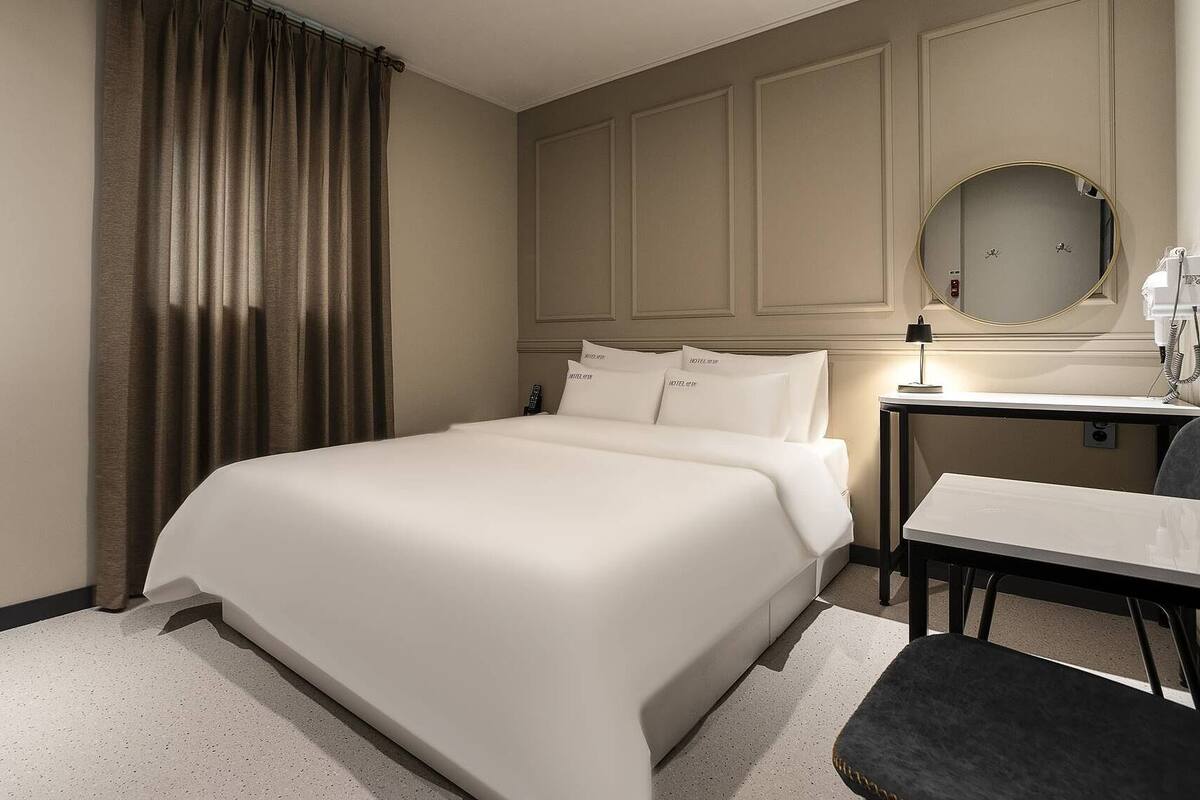 Standard-Doppelzimmer | Hochwertige Bettwaren, Schreibtisch, laptopgeeigneter Arbeitsplatz