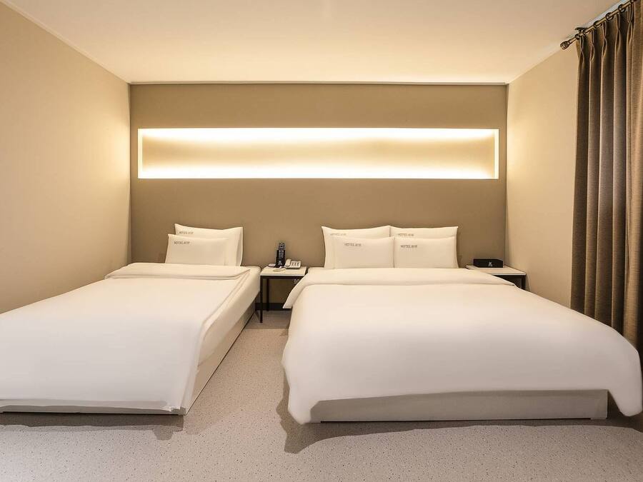 Business Twin Room | Premium bedding, individually decorated, individually furnished, desk