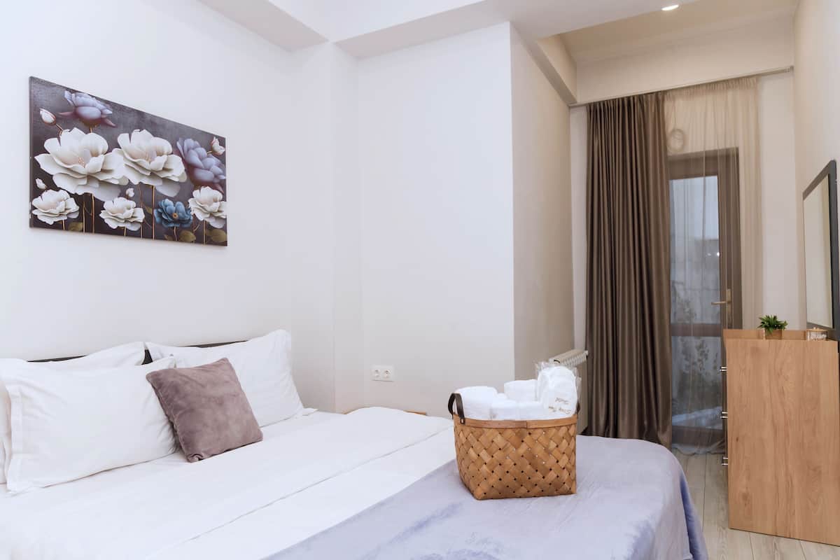1 bedroom, premium bedding, desk, laptop workspace