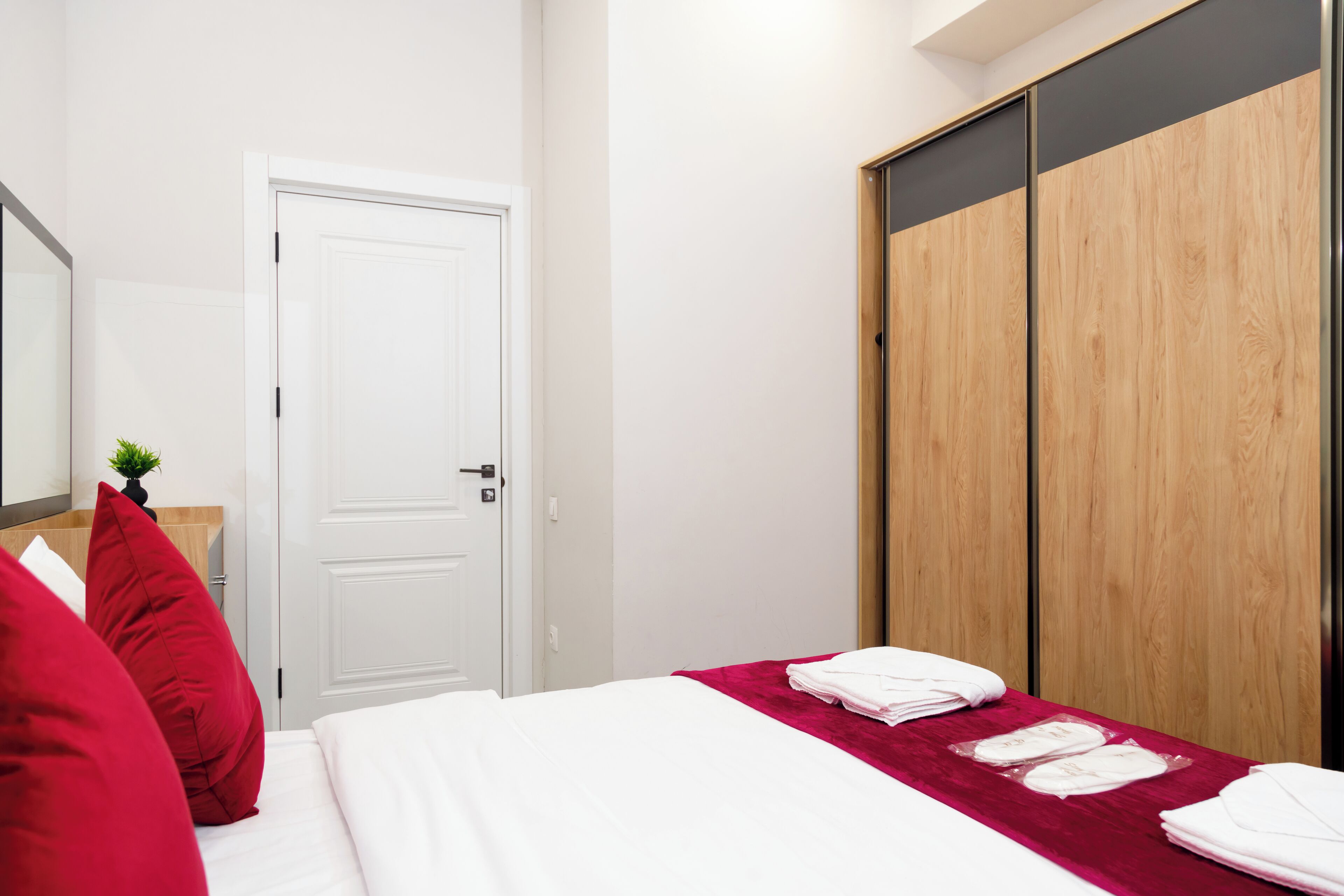 Ein Hotelzimmer mit einem Bett, einem Kleiderschrank und einer Tür.