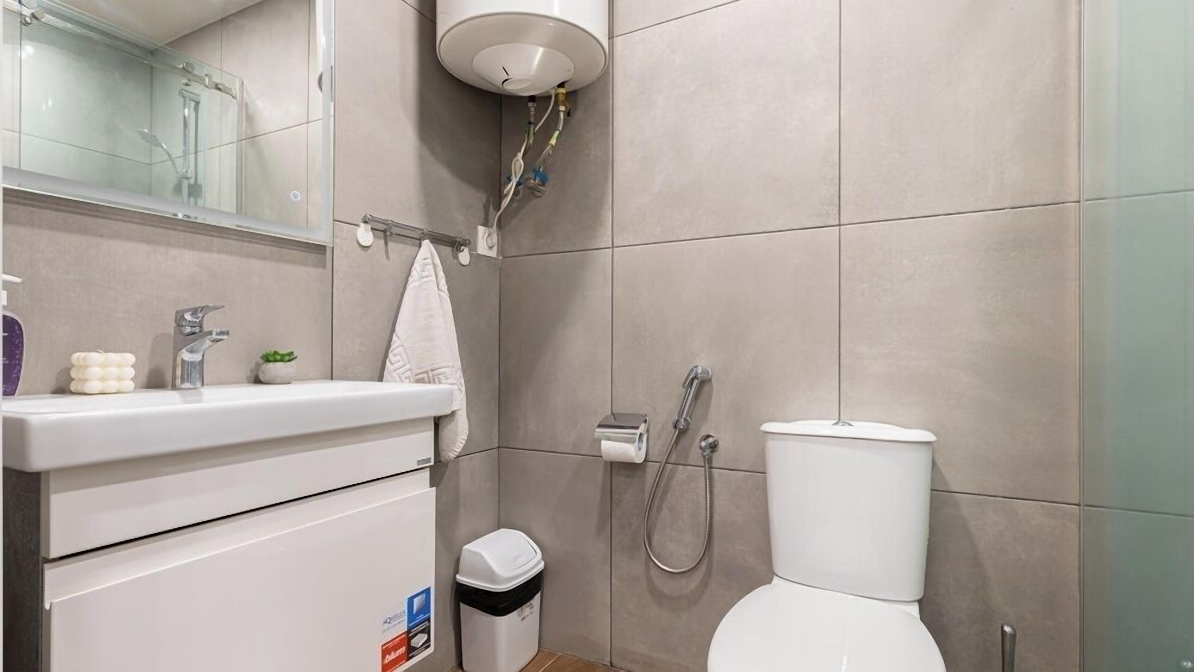 Un baño moderno con inodoro, bidé y ducha.