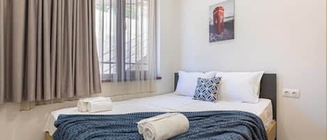 Classic-Apartment | Hochwertige Bettwaren, Schreibtisch, laptopgeeigneter Arbeitsplatz