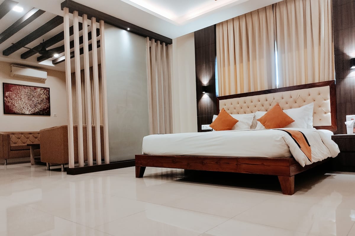 ห้องลักซ์ชัวรี่สวีท | เครื่องนอนระดับพรีเมียม, ตู้นิรภัยในห้องพัก, โต๊ะทำงาน