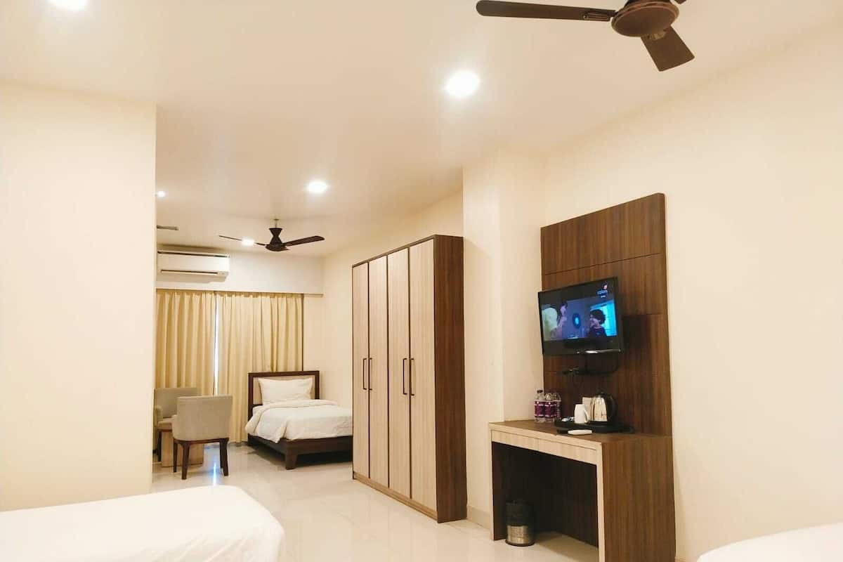 ห้องลักซ์ชัวรี่พักรวม | เครื่องนอนระดับพรีเมียม, ตู้นิรภัยในห้องพัก, โต๊ะทำงาน
