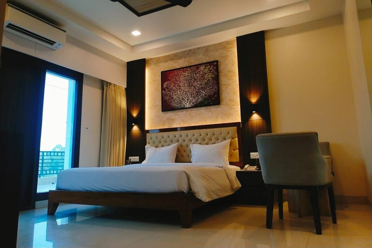 ห้องลักซ์ชัวรี่ | เครื่องนอนระดับพรีเมียม, ตู้นิรภัยในห้องพัก, โต๊ะทำงาน