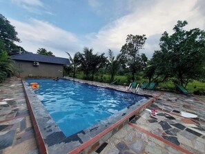 Una piscina al aire libre