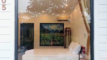 Meja kerja, ruang kerja ramah laptop, dan kedap suara