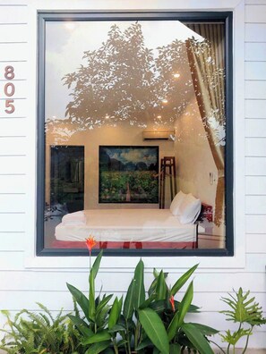 Meja, ruang kerja komputer riba, kalis bunyi, seterika/papan seterika