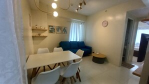 Deluxe Quadruple Room | Desk, free WiFi, bed sheets - OYO 1027 Camille Suites Baguio (Baguio)