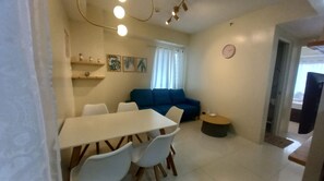 Quarto quádruplo luxo | Escrivaninha, Wi-Fi de cortesia, roupa de cama