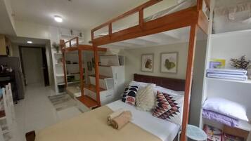 Habitación cuádruple Deluxe | 1 habitación, escritorio, wifi gratis y ropa de cama