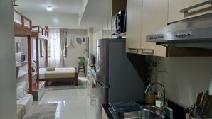 Deluxe Quadruple Room | Desk, free WiFi, bed sheets - OYO 1027 Camille Suites Baguio (Baguio)