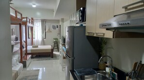 Quarto quádruplo luxo | Escrivaninha, Wi-Fi de cortesia, roupa de cama