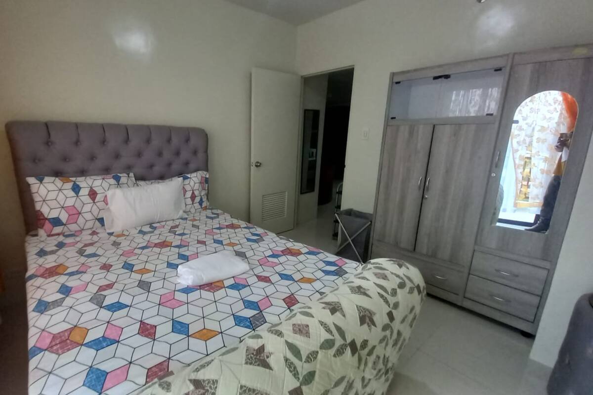 Deluxe Quadruple Room | Desk, free WiFi, bed sheets
