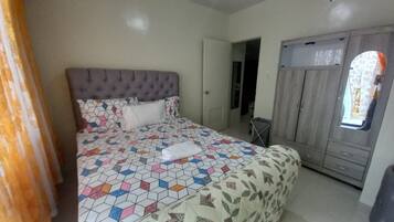 Habitación cuádruple Deluxe | Escritorio, wifi gratis y ropa de cama