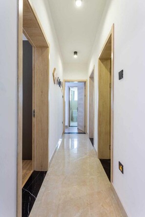 Business Apartment | Bathroom | Shower, free toiletries, slippers, bidet - Lux Suites Urban Oasis Apartments (Nairobi)