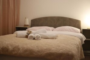 Apartamento Confort | Ropa de cama de alta calidad, escritorio, tabla de planchar con plancha
