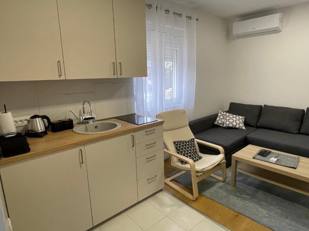 Leilighet – standard | Oppholdsområde | En 32-tommers LCD-TV med kabel-kanaler