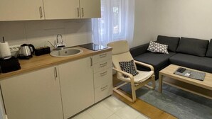 Leilighet – standard | Oppholdsområde | En 32-tommers LCD-TV med kabel-kanaler