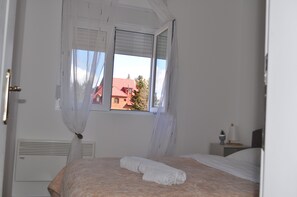 Comfort Apartment | 2 bedrooms, premium bedding, desk, iron/ironing board