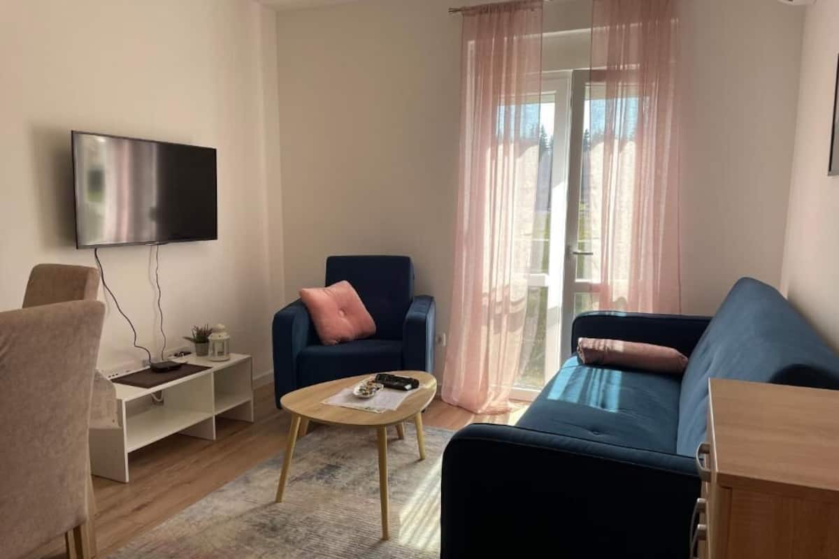 Appartement Confort | Coin séjour | Télévision LCD de 32 pouces avec chaînes par câble