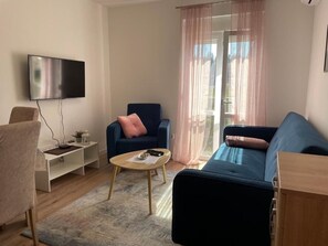 舒適公寓 | 起居區 | 32-吋 LCD 液晶電視，提供有線頻道