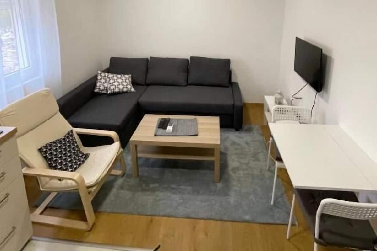 Appartement Standard | Coin séjour | Télévision LCD de 32 pouces avec chaînes par câble