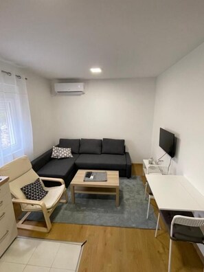 標準公寓 | 起居區 | 32-吋 LCD 液晶電視，提供有線頻道