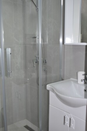 Departamento estándar | Baño | Regadera, secadora de cabello, pantuflas, toallas 