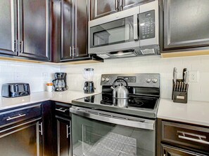 冰箱、微波炉、烤箱、炉灶