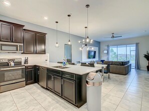 冷蔵庫、電子レンジ、オーブン、コンロ