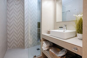 Triple Room | Bathroom | Shower, free toiletries, hair dryer, slippers - AMINA APARTMENTS (Zakynthos)