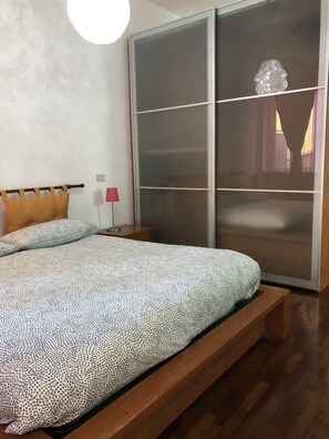1 habitación, tabla de planchar con plancha y cuna de viaje