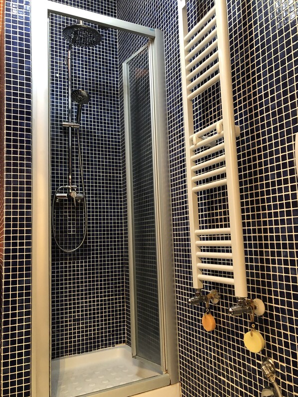 Shower, hair dryer, bidet, towels - Vacation Home Paradise (Viterbo)