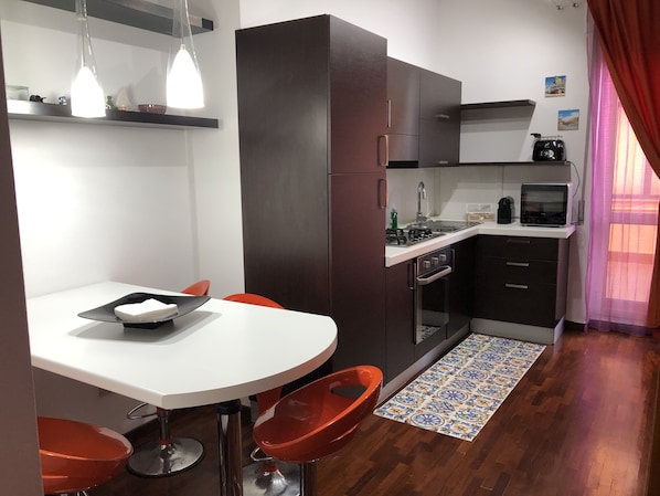 Kjøleskap, mikrobølgeovn, ovn og kokeplater