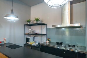 Fridge, highchair, griddle, cookware/dishes/utensils - B&B near the seaside (Ji'an)