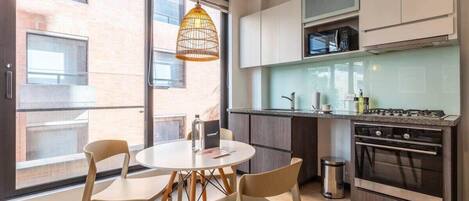 冷蔵庫、電子レンジ、オーブン、コンロ