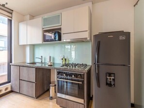 Kühlschrank, Mikrowelle, Ofen, Herdplatte