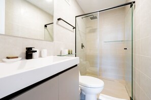 Bruser, hårtørrer, håndklæder