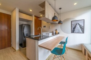 Køleskab, mikrobølgeovn, ovn, kogeplade